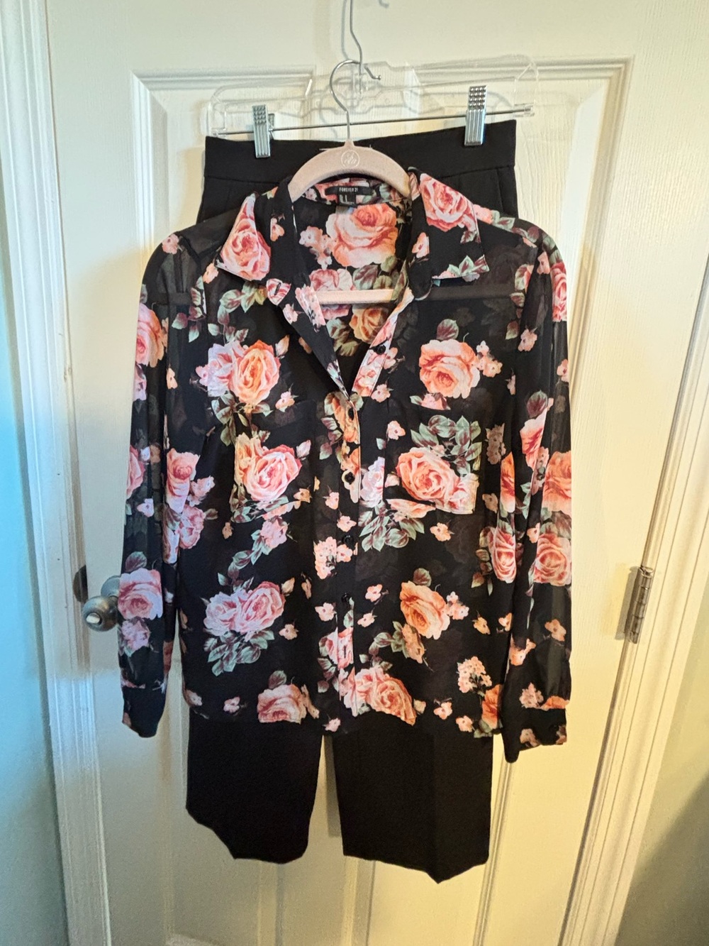 😍MNG Black pants & Forever 21 Floral Women’s Top - Size 2 Petite